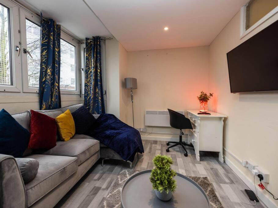 1 Bedroom-Sofabed-Worktable-4-Wifi-Parking London Exterior photo