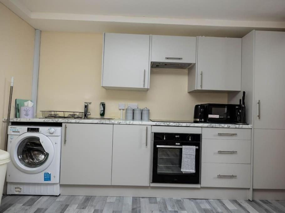 1 Bedroom-Sofabed-Worktable-4-Wifi-Parking London Exterior photo