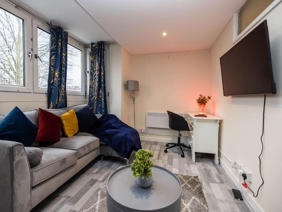 1 Bedroom-Sofabed-Worktable-4-Wifi-Parking London Exterior photo