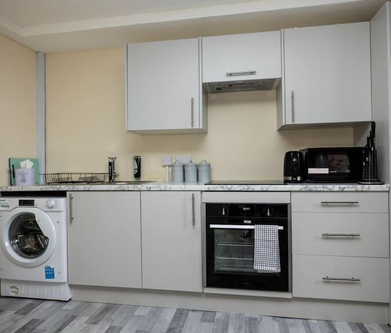 1 Bedroom-Sofabed-Worktable-4-Wifi-Parking London Exterior photo