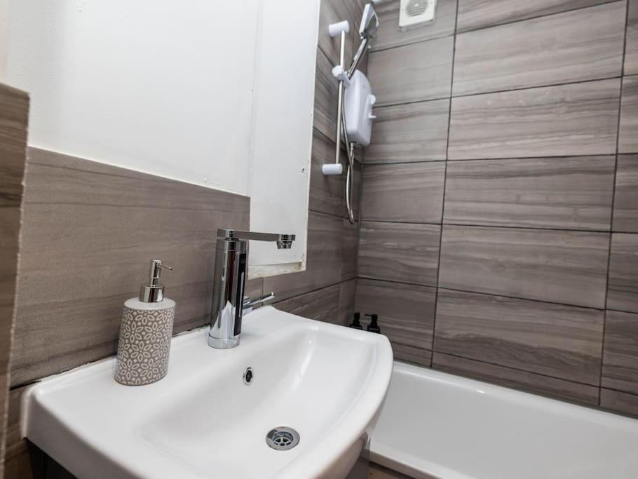 1 Bedroom-Sofabed-Worktable-4-Wifi-Parking London Exterior photo